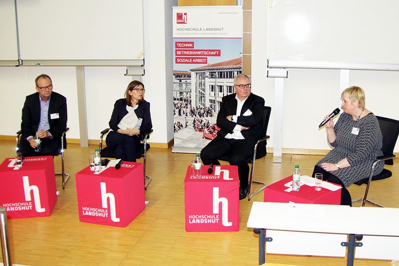 Das Podium mit (v.l.n.r.) Andreas Greve (nextpratice), Barbara Burghardt (BMW Group), Roland Polte (Dräxlmaier Group) und Moderatorin Prof. Dr. Valentina Speidel.