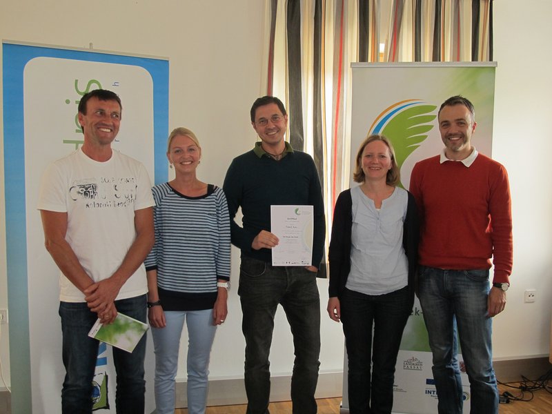 Zum Klima- und Energiecoach gratulieren Robert Hahn, Technologiezentrum Energie (mitte)