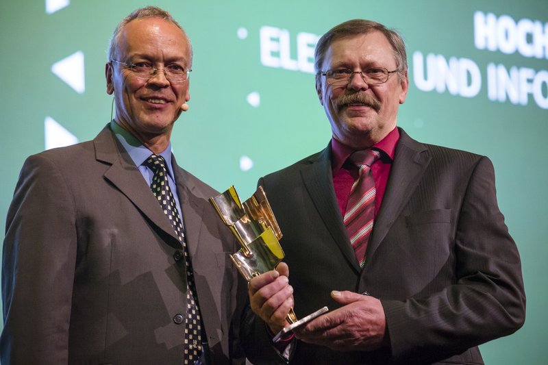 Stellvertretend für seinen Sohn nahm Josef Lummer (rechts) den Kulturpreis Bayern 2017 entgegen. Den Preis überreichte Matthias Keller-May vom Bayerischen Rundfunk (links). Foto: Manuela Steinemann/Bayernwerk AG