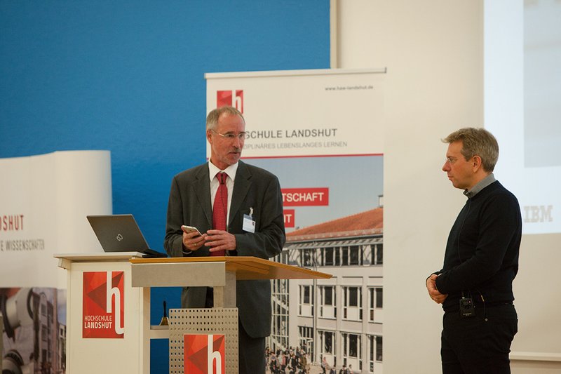 Prof. Dr. Hubertus Tuczek in der Diskussion mit Dirk Muehlenweg (IBM Deutschland GmbH).