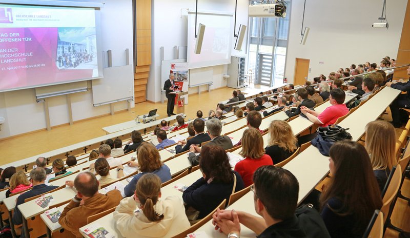 Begrüßung der Alumni am Tag der offenen Tür der Hochschule Landshut durch den Präsidenten, Prof. Dr. Karl Stoffel