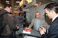 Gemeinschaftsstand-Organisator Marc Bicker (Leichtbau-Cluster, rechts) am Stand von Mig Weld mit Robert Lahnsteiner.