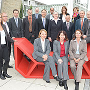 Die neuen Professoren/-innen mit Hochschulpräsident Prof. Dr. Karl Stoffel (sitzend, rechts) und Kanzler Dr. Johannes Rist (2.v.l.).