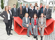 Die neuen Professoren/-innen mit Hochschulpräsident Prof. Dr. Karl Stoffel (sitzend, rechts) und Kanzler Dr. Johannes Rist (2.v.l.).