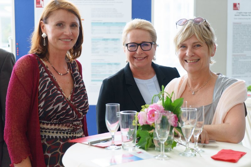 Freude über die Eröffnung der Fakultät Interdisziplinäre Studien - vor allem bei der Dekanin Prof. Dr. phil. Karin E. Müller (links).