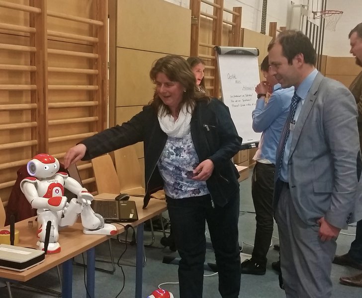 Laboringenieurin Martina Schober von der Hochschule erläutert die Funktionsweise am Nao-Roboter