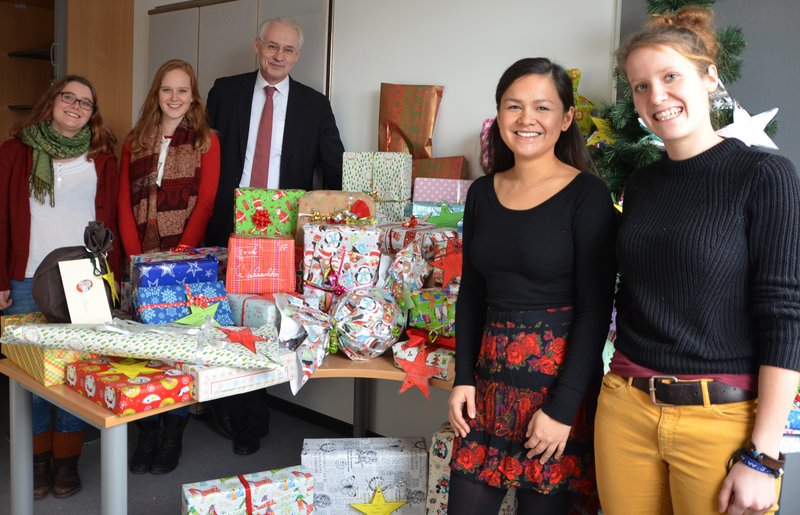 V. links: Ronja Böhm, Michelle Wachsmann, Hochschulpräsident Prof. Dr. Karl Stoffel, Hanna Lampe, Annika Hudelmayer