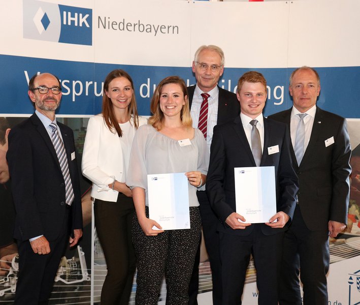 Von links: Kai Gebhardt von ebm-papst, Sandra Beutlhauser, Lisa Beck, Hochschulpräsident Prof. Dr. Karl Stoffel , Christian Schwarz, Präsident der IHK Niederbayern Thomas Leebmann. Foto von der IHK Niederbayern