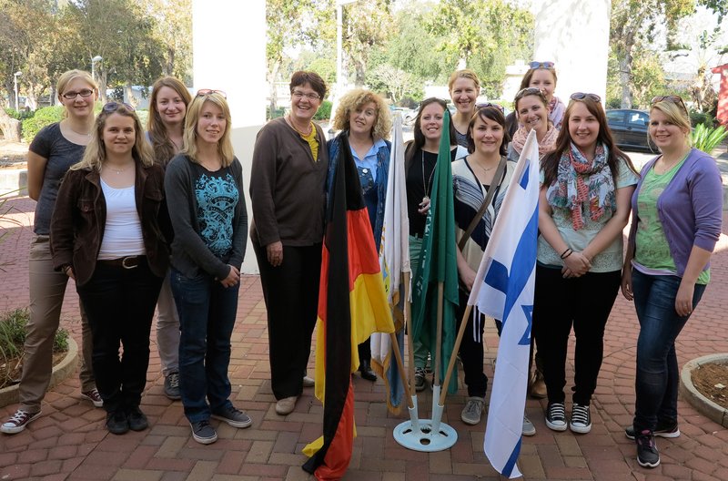 Studentinnen der Fakultät Soziale Arbeit, Prof. Mechthild Wolff mit Lia Meron vom israelischen Bildungsministerium