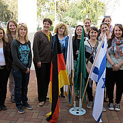 Studentinnen der Fakultät Soziale Arbeit, Prof. Mechthild Wolff mit Lia Meron vom israelischen Bildungsministerium