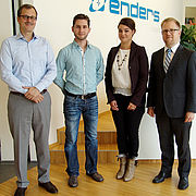 Netzwerk-Partner enders Ingenieure GmbH mit Geschäftsführer Dr. Lothar Enders und Fabian Zehtner mit Caroline Eberl und Prof. Dr. Holger Timinger vom Netzwerk Medizintechnik, Hochschule Landshut.