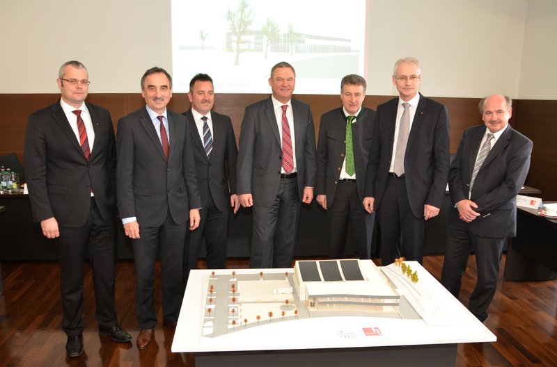 Hochschulpräsident Prof. Dr. Karl Stoffel (2.v.re.), Dingolfingens Bürgermeister Josef Pellkofer (Mitte) und Prof. Dr. Markus Schneider (li.) zusammen mit den Netzwerkpartner aus der Industrie