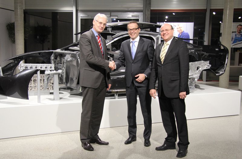 Ludwig Zellner (li.) und Hochschulpräsident Prof. Dr. Karl Stoffel (re.) bedankten sich bei Ralf Hattler und dem BMW Group Werk Landshut für die Spende