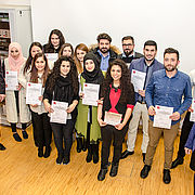 Hochschulpräsident Prof. Dr. Karl Stoffel (ganz links) und Kursleiterin Dr. Tülin Güvenc-Mecilioglu (ganz rechts) übergaben am Mittwochabend 17 Studierenden die Sprachzertifikate für Türkisch als Herkunftssprache