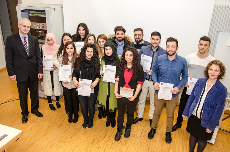 Hochschulpräsident Prof. Dr. Karl Stoffel (ganz links) und Kursleiterin Dr. Tülin Güvenc-Mecilioglu (ganz rechts) übergaben am Mittwochabend 17 Studierenden die Sprachzertifikate für Türkisch als Herkunftssprache