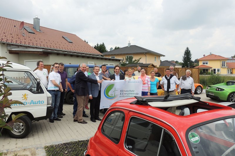 E-Mobil unterwegs: Michael Smogavetz, Klimabündnis OÖ (1.v.l.) Ing. Mag. Ronald Wipplinger Klimabündnis OÖ (3.v.l.). Bgm. Erich Hallhuber, Ruhstorf an der Rott (4.v.l), Franz Meyer, Landrat Lkr. Passau (6.v.l.), Peter Ranzinger Klimaschutzbeauftragter