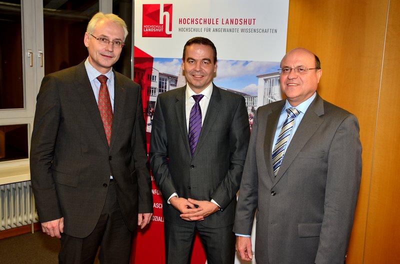 Hochschulpräsident Prof. Karl Stoffel (li.) und Freundeskreisvorsitzender Ludwig Zellner (re.) bedankten sich bei Ralf Hattler, Standortleiter BMW Werk Landshut, für die Unterstützung