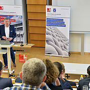 Aus Sicht der Industrie betonte Dr.-Ing. Martin Hillebrecht (EDAG AG) den hohen Stellenwert des Leichtbaus.