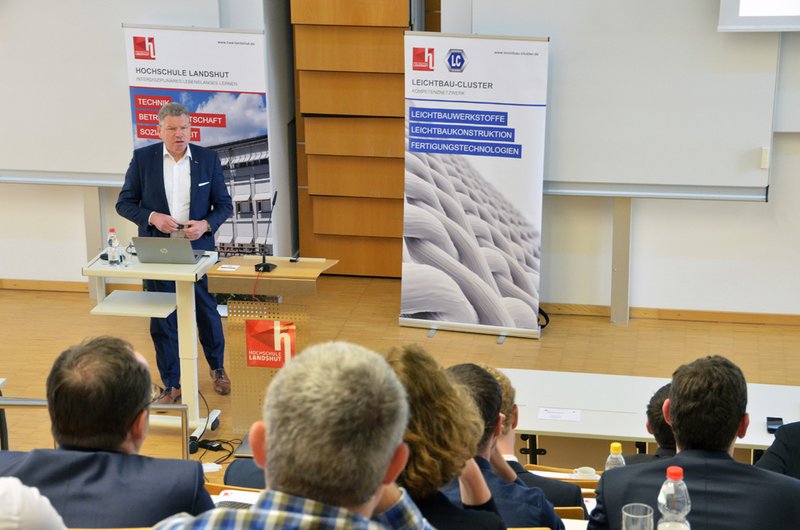 Aus Sicht der Industrie betonte Dr.-Ing. Martin Hillebrecht (EDAG AG) den hohen Stellenwert des Leichtbaus.
