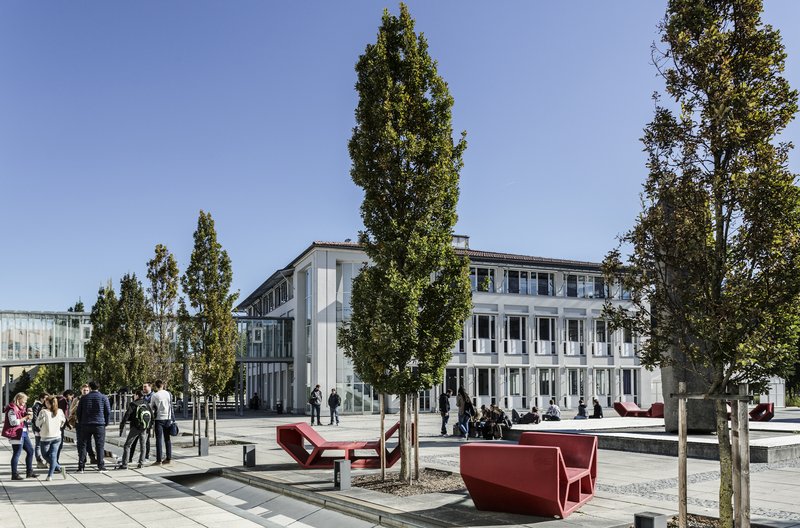 Zum Sommersemester starten drei von insgesamt sechs berufsbegleitenden Studienprogrammen an der Hochschule Landshut.