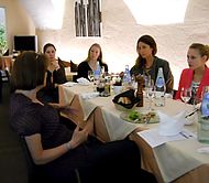 Die Studentinnen im Gespräch mit der Teamleitung Allgemeiner Sozialdienst, Frau Waltraud Lohmair