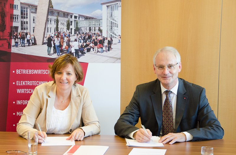 Maria Amtmann (li.) von der Agentur für Arbeit und Hochschulpräsident Prof. Dr. Karl Stoffel freuen sich auf die Kooperation der beiden Institutionen