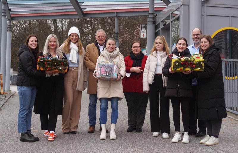 Studenten der Hochschule Landshut übergeben Geschenke für die kranken Kinder in St. Marien. Auf dem Foto dritte von links Prof. Dr. med. Aida Anetsberger, daneben Bernhard Brand, Geschäftsführer im Kinderkrankenhaus und Anita Eder, stv Pflegedienstleitung, ganz rechts Oberarzt Karl Florian Schettler, stv. Ärztlicher Direktor im Kinderkrankenhaus.