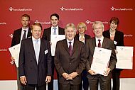 Die Frauenbeauftragte der Hochschule Landshut Prof. Dr. Bettina Kühbeck (hinten re), mit dem Vertreter des Bundesministeriums für Wirtschaft und Technologie Staatssekretär Dr. Bernhard Heitzner (vorne Mitte) und weiteren Zertifikatsträgern.