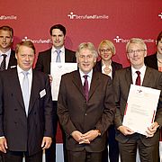 Die Frauenbeauftragte der Hochschule Landshut Prof. Dr. Bettina Kühbeck (hinten re), mit dem Vertreter des Bundesministeriums für Wirtschaft und Technologie Staatssekretär Dr. Bernhard Heitzner (vorne Mitte) und weiteren Zertifikatsträgern.