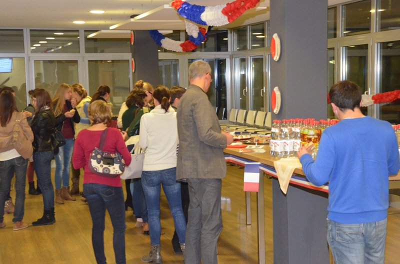 Intensiver Austausch zwischen Schüler/Innen und Studierenden nach dem Vortrag "50 Jahre Elysée Vertrag"