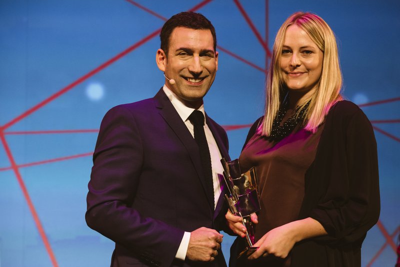 Stephanie Weindl (rechts) erhält für die beste Abschlussarbeit an der Hochschule Landshut den Kulturpreis Bayern 2016. Den Preis überreichte Journalist und Moderator Till Nassif. (Foto von Manuela Steinemann/Bayernwerk AG)