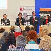 Bei der Podiumsdiskussion standen sich (v.l.) Oberbürgermeister Hans Rampf, Landrat Peter Dreier, Moderatorin Prof. Dr. Barbara Thiessen, Amtsgerichtdirektor Werner Loher, Dr. Gabriele Pfann und Prof. Dr. Ludwig Salgo gegenüber