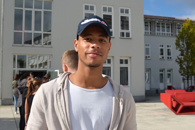 Das Bild zeigt Marvin Ikedo. Er wird zum Wintersemester Internationales Wirtschaftsingenieurwesen studieren.