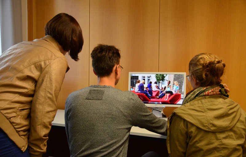 Studierende schauen den brandneuen Film über ihre Hochschule.