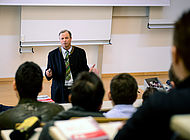 AUTOHAUS-Herausgeber Prof. Hannes Brachat bei seinem Vortrag an der Hochschule Landshut.