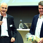 Hochschulpräsident Prof. Dr. Karl Stoffel (links) eröffnete nach dem Vortrag die Fragerunde: „Wann können wir mit autonom fahrenden Lkws rechnen?“.