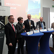 Intensive Diskussion mit den Teilnehmern über die Finanzierung von innovativen Entwicklungen im Energiesektor: Prof. Dr. Holger Timinger, Vizepräsident Hochschule Landshut, Teresa Krieg, Trägerverein Europaregion Donau-Moldau e.V., Dr. Thomas Ammerl, B