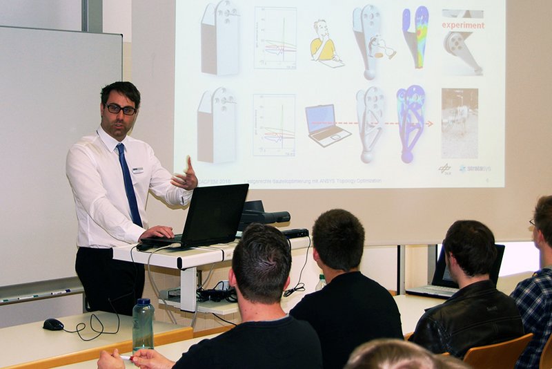 Tobias Haushahn (CADFEM GmbH) zeigte in einer Live-Demo den Weg zur Topologieoptimierung.