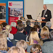 Hochschulpräsident Prof. Dr. Karl Stoffel begrüßte die rund 320 Teilnehmer bei der Fachtagung „Häusliche Gewalt und Kindeswohl“