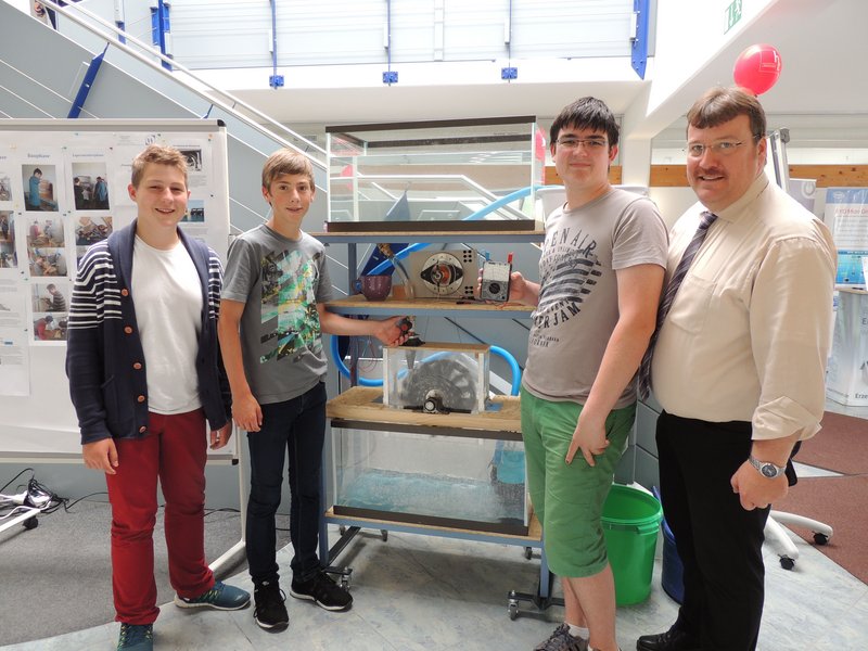 Ausstellungs-Premiere: Es präsentierte (v.r.) Schulleiter Michael Zenger zusammen mit den Technik-Freaks Christoph Keim, Florian Essheimer und Alfred Schmatz (alle Coelistin-Maier-Realschule Schweiklberg) erstmals ein funktionstüchtiges Pumpspeicherkraf