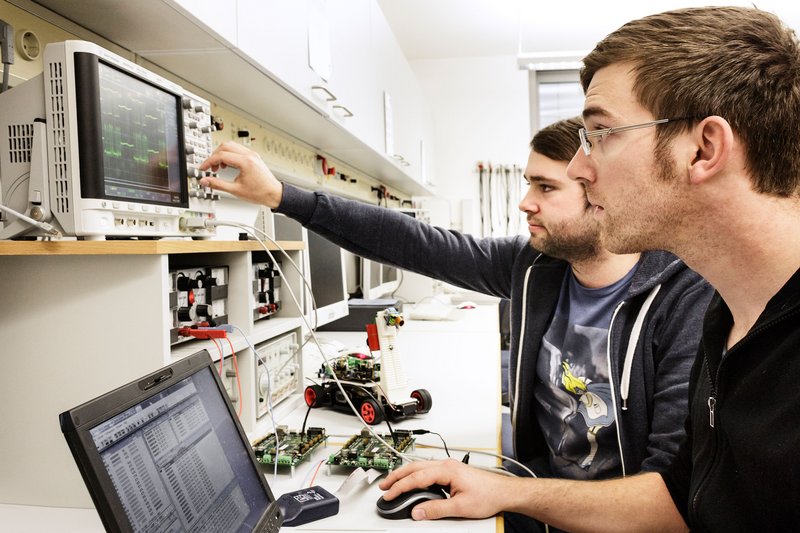 Angehende Ingenieure und Wirtschaftswissenschaftler haben im Studium oft Probleme mit Mathe. Ein Projekt aus Kassel und Landshut soll das ändern.