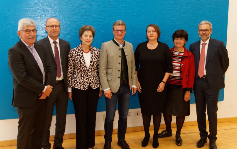 Von links: Bernhard Aschenbrenner (Ministerialbeauftragter), Dr. Christof Prechtl (Vereinigung der Bayerischen Wirtschaft e. V.), Elfriede Ohrnberger (Ministerialdirigentin), Bernd Sibler (Staatssekretär), Barbara Gerber (Dräxlmaier), Prof. Dr. Petra Tippmann-Krayer (Vizepräsidentin Lehre und Studium, Hochschule Landshut), Rüdiger Wieber (Ministerialrat).