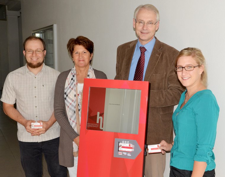 Den neuen Studierendenausweis präsentierte Hochschulpräsident Prof. Dr. Karl Stoffel mit Yvonne Hadamczyk (StuV) sowie Maria Foris und Bernhard Weitzhofer (Verwaltungs-IT), die die Einführung umsetzten.