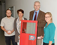 Den neuen Studierendenausweis präsentierte Hochschulpräsident Prof. Dr. Karl Stoffel mit Yvonne Hadamczyk (StuV) sowie Maria Foris und Bernhard Weitzhofer (Verwaltungs-IT), die die Einführung umsetzten.