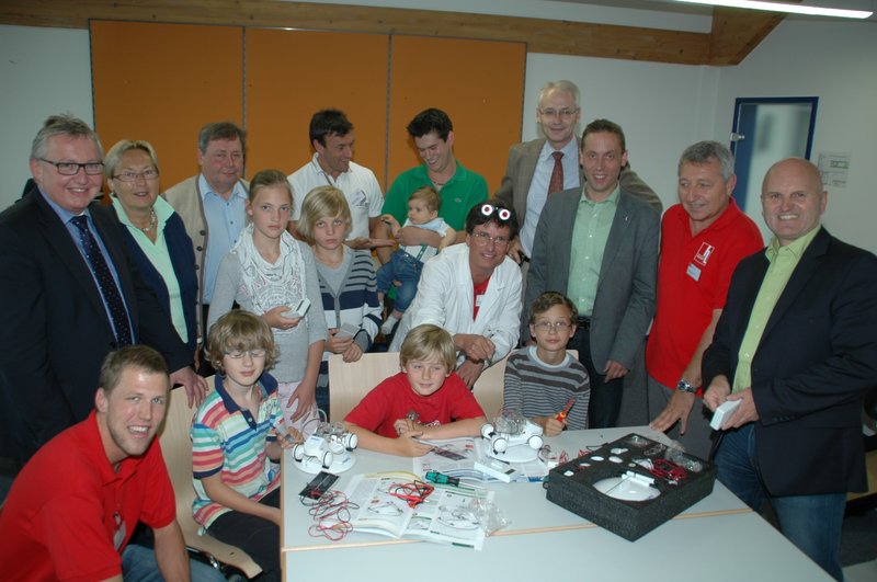 Erstes Ruhstorfer Sommerspeicherfest: Experimentierfreudige Nachwuchsforscher (sitzend) montierten Kraftfahrzeugmodelle mit umweltfreundlichem Brennstoffzellen-Antrieb. Von rechts Bürgermeister Andreas Jakob, TZW-Geschäftsführer Dr. Reinhold Schwaiberg