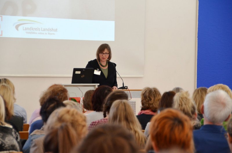 Prof. Dr. Barbara Thiessen veranstaltete die Tagung gemeinsam mit der Landshuter Offensive gegen häusliche Gewalt.