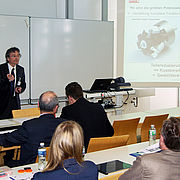 Prof. Dr. Norbert Babel (Hochschule Landshut) bei seinem Vortrag über Potenzial und Herausforderungen des 3D-Drucks.
