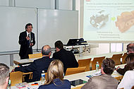 Prof. Dr. Norbert Babel (Hochschule Landshut) bei seinem Vortrag über Potenzial und Herausforderungen des 3D-Drucks.