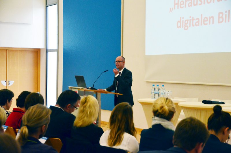 Dr. Christof Prechtl, stellvertretender Hauptgeschäftsführer der Vereinigung der Bayerischen Wirtschaft e. V., brachte auf den Punkt, was die Digitalisierung für Schüler und Lehrende bedeutet: „Medienkompetenz bekommt andere Bedeutung. Wir müssen den Schülern helfen, digitale Medien souverän zu nutzen. Ihnen helfen, die Informationen zu abstrahieren.“ 