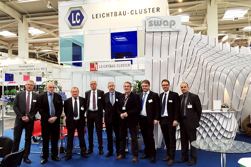 Leichtbau-Cluster-Manager Marc Bicker (2.v.r.) mit den Vertretern der Partnerunternehmen auf der Hannover Messe 2017